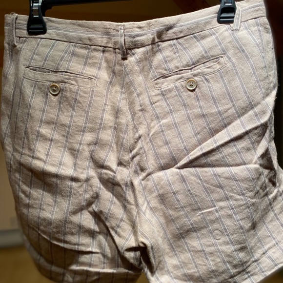 Linen shorts in cream with gray stripes - Picture 5 of 7